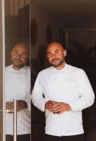 un chef parado frente a un espejo en Elysium Luxury Stays & Restaurant, en Melegís