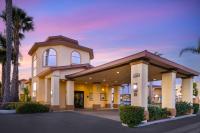 un hotel frente a un edificio con palmeras en Best Western Oxnard Inn, en Oxnard
