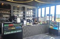 a bar in a restaurant with a lot of alcohol at 강진 다산베아채 골프앤리조트 호텔형 in Songhak