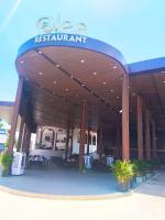 een restaurant met een uithangbord waarop 'Oscar Restaurant' staat bij Olee SeaView Resort in Mũi Né