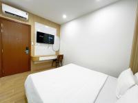 K&T Hotel Sân Bay TSN-150m từ Nhà Ga T3にあるテレビまたはエンターテインメントセンター
