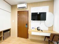 K&T Hotel Sân Bay TSN-150m từ Nhà Ga T3にあるテレビまたはエンターテインメントセンター