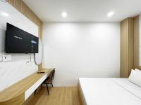 K&T Hotel Sân Bay TSN-150m từ Nhà Ga T3にあるテレビまたはエンターテインメントセンター