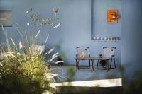 un patio con 2 sillas y una mesa en una habitación en The White Courtyard, en Dali