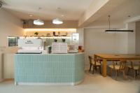 un restaurant avec un comptoir bleu et une table dans l'établissement BEAT Warii Hostel at Chaophraya River, à Bangkok