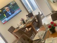 TV a/nebo společenská místnost v ubytování Swiss pearl continental hotels and apartments