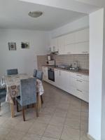 Kuchyňa alebo kuchynka v ubytovaní Seaview Apartments Kampor 3708