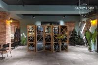 una stanza con una rastrelliera in legno con bottiglie di vino di Crystal Loft B a Bakuriani