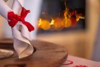 Un trozo de papel con un fuego al fondo. en Hotel Alte Mühle 4 Stelle, en Campo Tures