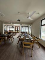 En restaurant eller et andet spisested på Apex Hotels and Resorts Attabad Lake Hunza