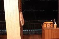 una puerta abierta de un porche con una bañera en Woodlands Wilderness Chalet, en Mādāri Hāt