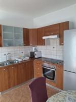 Kuchyňa alebo kuchynka v ubytovaní Seaview Apartments Kampor 3708
