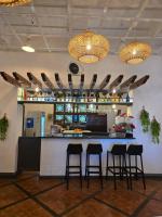 un bar en un restaurante con 4 taburetes en ZHANG RESORT and DIVE CENTER, en Daanbantayan