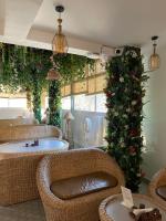 Una habitación con bañera y un árbol de Navidad. en Check Inn Homes, Rishikesh Tapovan, en Rishīkesh