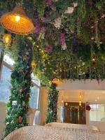 una habitación llena de plantas y flores en Check Inn Homes, Rishikesh Tapovan, en Rishīkesh