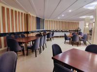 Un restaurante con mesas y sillas y un bar. en Pinemont Hotel, Murree, en Murree