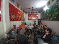un grupo de personas sentadas en una mesa en un restaurante en Hotel Prabhu, en Kālka