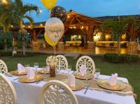 Yopo Resort في Pedregal: طاولة عليها بالونات وصحون طعام