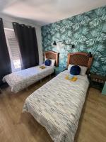 Postel nebo postele na pokoji v ubytování Lindo y acogedor Apartamento Grao Playa Gandia piso 5to sin ascensor
