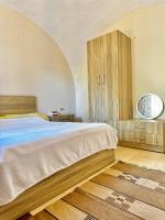 Charming Farm Stay with Barbecue Horses Monkeys and funにあるベッド