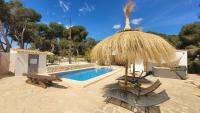 The swimming pool at or close to Casa Caledonia - Appartement dans villa avec jardin arboré et piscine à 500 M de la mer