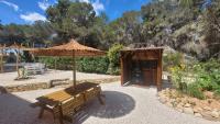 A garden outside Casa Caledonia - Appartement dans villa avec jardin arboré et piscine à 500 M de la mer