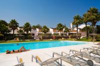 Bazén v ubytovaní Hotel Encinar de Sotogrande alebo v jeho blízkosti
