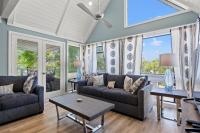 ein Wohnzimmer mit zwei Sofas und einem Tisch in der Unterkunft Ocean&#39;s Bliss at Arcadian Dunes in Myrtle Beach