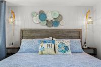 ein Bett mit zwei Kissen und einem Schild mit der Aufschrift „Die Liebe“ in der Unterkunft Ocean&#39;s Bliss at Arcadian Dunes in Myrtle Beach