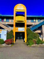 un edificio con un gran arco amarillo delante de él en Premiere Classe Toulouse Ouest -Blagnac Aéroport, en Blagnac