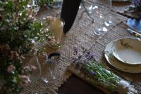 Hollow Tree拉斯摩尔希勒之家农家乐的一张桌子,上面放有盘子和酒杯