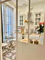 LES ANGES DELUXE AVIGNON - Luxury Home & Exclusive Private Toursにあるキッチンまたは簡易キッチン