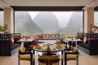 een restaurant met tafels en stoelen en een groot raam bij voco Guilin Yangshuo in Yangshuo