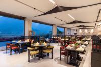 een restaurant met tafels en stoelen met uitzicht bij voco Guilin Yangshuo in Yangshuo