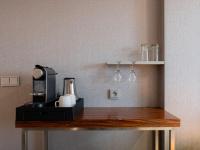 Příslušenství pro přípravu čaje a kávy v ubytování Radisson Blu Hotel Olümpia