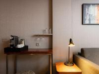 Příslušenství pro přípravu čaje a kávy v ubytování Radisson Blu Hotel Olümpia