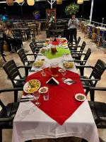 Una mesa larga con platos de comida y una servilleta roja. en Pigmentos AXM, en Armenia