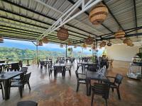 Un restaurante con mesas y sillas con vistas. en Pigmentos AXM, en Armenia