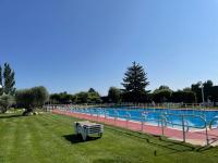 Bazén v ubytovaní Hotel Valjunco alebo v jeho blízkosti