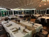 Reštaurácia alebo iné gastronomické zariadenie v ubytovaní Hotel Valjunco