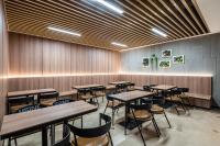 Home Inn Paibaiyun Hotel Chengdu Tianyu Road Subway Station Branch في تشنغدو: غرفة طعام فيها طاولات وكراسي