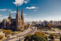 una gran catedral con dos torres en una ciudad en Dazzler by Wyndham La Plata, en La Plata
