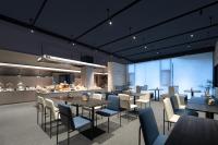 um restaurante com mesas e cadeiras e uma cozinha em Atour Light Hotel Kunming Tongde Square Baiyun Road em Kunming