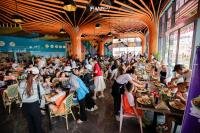 Nam KhêFlamingo Hai Tien的坐在餐厅桌子上的一群人