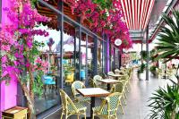 Nam KhêFlamingo Hai Tien的有桌椅和鲜花的餐厅