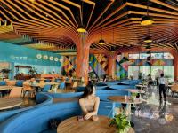 Nam KhêFlamingo Hai Tien的餐厅效果图，图中有桌椅。