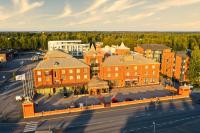 una vista aérea de una ciudad con edificios y una calle en Hotel Vallonia, en Vaasa