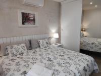 Łóżko lub łóżka w pokoju w obiekcie Niebla Centro Apartamentos