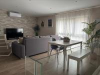 Telewizja i/lub zestaw kina domowego w obiekcie Niebla Centro Apartamentos