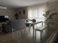 Telewizja i/lub zestaw kina domowego w obiekcie Niebla Centro Apartamentos
